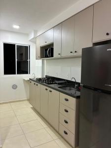 マナウスにあるsmart torquatoの冷蔵庫とコンロ付きのキッチン トップオーブン +9枚の写真