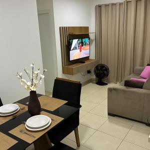 マナウスにあるsmart torquatoのテーブルとテレビのあるリビングルーム