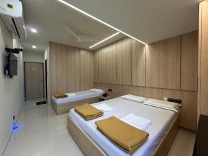 NP Residency في كومباكونام: غرفة بسريرين وحوض استحمام