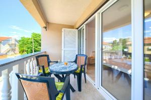 En balkon eller terrasse på Apartments Martina near the beach