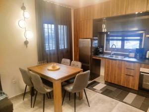 une cuisine avec une table et des chaises en bois dans l'établissement Frank and Jimmy apartments, à Tríkala 46 autres photos
