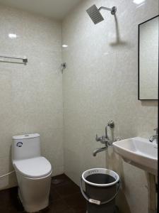 NP Residency في كومباكونام: حمام مع مرحاض ومغسلة