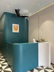 NP Residency في كومباكونام: جدار أزرق مع كونتر في الغرفة