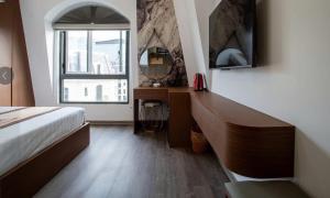 Un dormitorio con una cama, una cómoda y un espejo. en Kapás Hotel, en Hai Phong