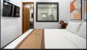 Un dormitorio con una cama con una caja encima. en Kapás Hotel, en Hai Phong 2 fotos más