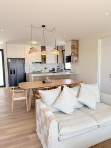 Apartamento Vista Reserva y Playa en Paracas في Santo Domingo: غرفة معيشة بها أريكة وطاولة