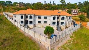 een luchtzicht op een huis met een hek bij The apartments-Bwebajja in Bwebajja