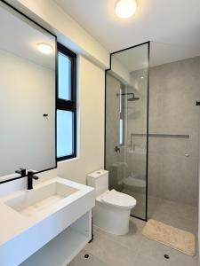 Apartamento Vista Reserva y Playa en Paracas في Santo Domingo: حمام مع حوض ومرحاض ودش