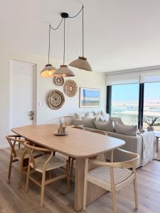 Apartamento Vista Reserva y Playa en Paracas في Santo Domingo: غرفة معيشة بها طاولة وأريكة +46 صورة