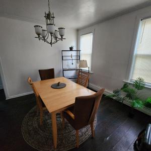 Sofia's Garden في نورث بيرغن: غرفة طعام مع طاولة وكراسي خشبية