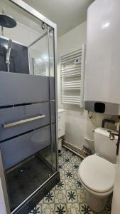 Le Moulin - Appartement cosy proche plage - Veules-les-Roses في فول-لي-روز: حمام مع مرحاض ودش زجاجي