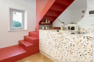 Køkken eller tekøkken på NEST LIVING Red Velvet