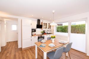 Una cocina y un comedor con mesa y sillas. en Alte Liebe 5, en Grömitz