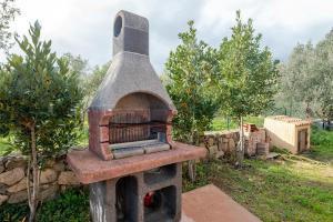 un viejo horno de ladrillo sentado en un jardín en Casa Lucia San Teodoro 1, en Schifoni