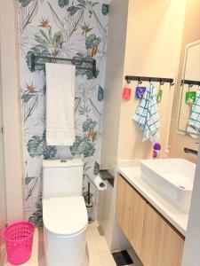 een badkamer met toilet en wastafel bij Ww Homes in Nairobi +11 foto's