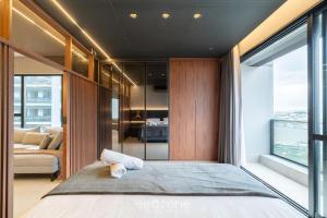 Postel nebo postele na pokoji v ubytování TVT - Estúdios de luxo no centro de Florianópolis + 73 fotografií