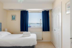 Postel nebo postele na pokoji v ubytování Ahoy - Balcony with Beautiful Harbour Views