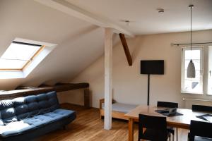 TV a/nebo společenská místnost v ubytování Gästehaus stuttgART36