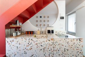 Køkken eller tekøkken på NEST LIVING Red Velvet