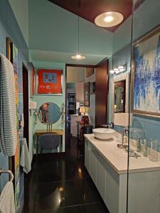 Villa Jardin في كيبوس: حمام مع حوض وكاونتر