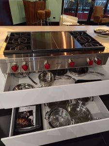 Villa Jardin في كيبوس: فرن قمة الموقد جالس في المطبخ