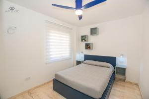 ein Schlafzimmer mit Bett und Deckenventilator in der Unterkunft Horizon Sea Views and Garage in La Herradura