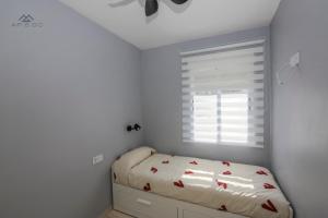 ein Schlafzimmer mit einem Bett und einem Fenster in der Unterkunft Horizon Sea Views and Garage in La Herradura + 58 Fotos