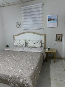 Postel nebo postele na pokoji v ubytování استديو 7 للعزاب رجال فقط وبالدور الثالث