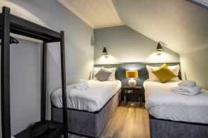 a room with two beds in a room with at The Balavoulin - Pub with Rooms in Aviemore