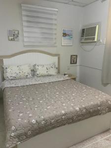 Postel nebo postele na pokoji v ubytování استديو 7 للعزاب رجال فقط وبالدور الثالث