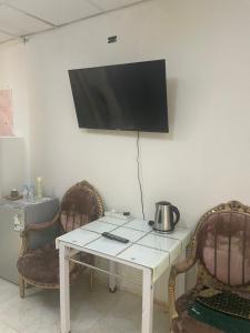 TV a/nebo společenská místnost v ubytování استديو 7 للعزاب رجال فقط وبالدور الثالث