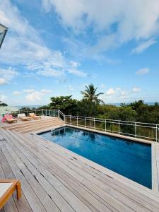 Una terraza con piscina en la parte superior de una casa. en Ravenala, en Saint Martin