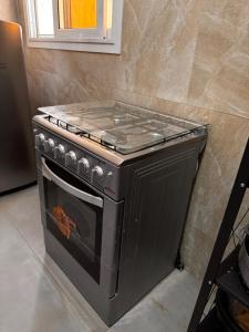 a stove top oven sitting in a kitchen at Keur Ébène - Appartement Cosy à Ouakam Batrain in Dakar