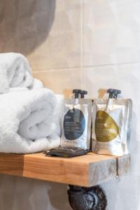 un estante con dos botellas de jabón y una toalla en One Broad Street, en Brighton & Hove 98 fotos más