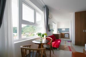 ein Wohnzimmer mit einem Tisch und einem Fenster in der Unterkunft Luxury Condotel - Mermaid Seaside Hotel Vung Tau in Vũng Tàu