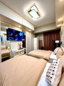 Una cama o camas en una habitación de SWEET MEMORIES CONDOTEL at THE SYMPHONY TOWERS QC