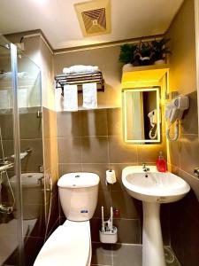 Un baño de SWEET MEMORIES CONDOTEL at THE SYMPHONY TOWERS QC