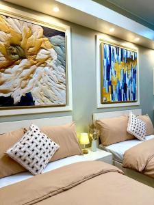 Una cama o camas en una habitación de SWEET MEMORIES CONDOTEL at THE SYMPHONY TOWERS QC 19 fotos más