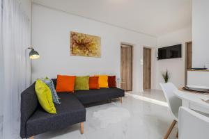 een woonkamer met een bank met kleurrijke kussens bij Casa Léda Apartment in Szentendre