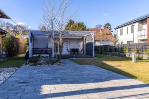 een achtertuin met een schuur en een terras bij Casa Léda Apartment in Szentendre