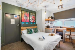 Un dormitorio con una cama grande y una cocina. en One Broad Street, en Brighton & Hove