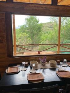 einen Tisch mit Blick auf ein Fenster in der Unterkunft La retama in Alta Gracia