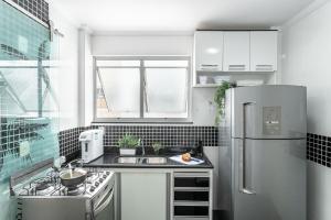 una piccola cucina con frigorifero e lavandino di Confortável e bem localizado a 300m da praia a CFB