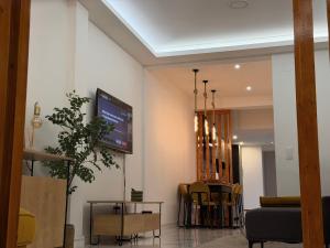 un soggiorno con una TV a parete di Queluz Maison Jacuzzi Escape a Queluz