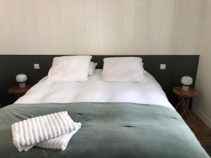 Una cama o camas en una habitación de Calone 17 Ile de Ré 1 fotos más