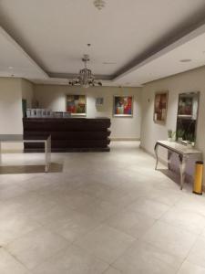 una grande camera con panchina e tavolo di فندق أكاليل a Al Masfalah