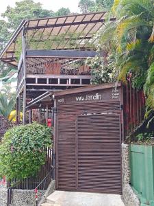 Villa Jardin في كيبوس: باب جراج معدني كبير أمام مبنى
