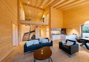 Χώρος καθιστικού στο NETTEN Naturerlebnis Holz-Chalets