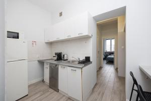 Кухня или мини-кухня в Pokoje Metro Pole Mokotowskie
