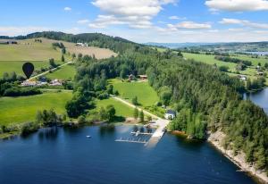 Una vista aérea de un lago con un muelle. en Helgøya Hideaway, 